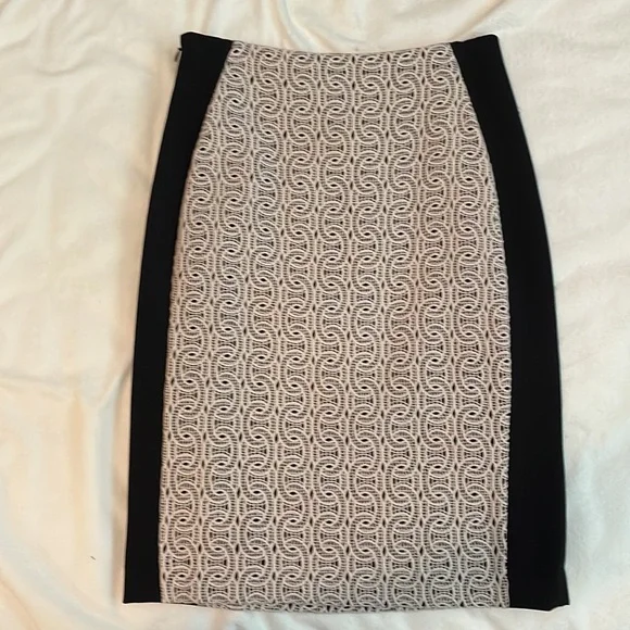 Diane von Furstenberg skirt with lace pattern detail. Size 4. - Picture 2 of 5